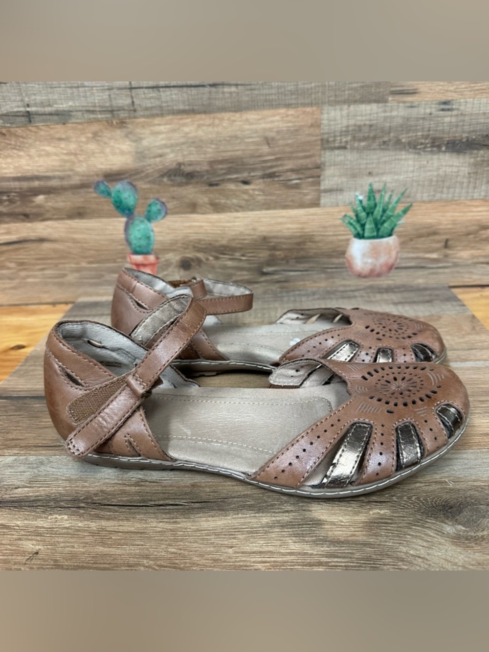 Earth Camellia Cahoon Almond Ankle Strap Closed Toe Flat Sandals Leather 8